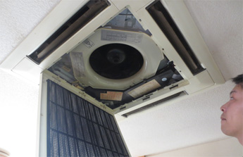 天井埋込型エアコンクリーニング（4方向タイプ）の写真